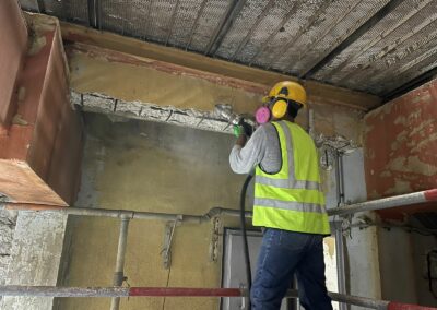 Reforzamiento de vigas, construcción de puertas de muro, construcción de ascensor